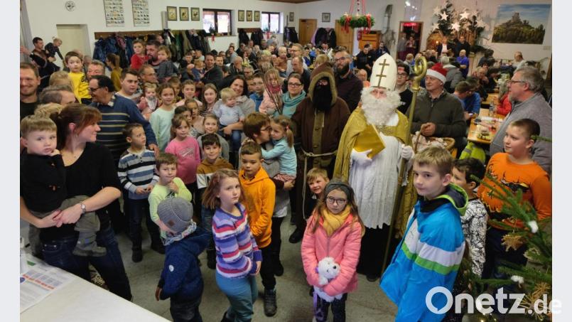 Auftritt Nikolaus: Den kleinen Besuchern des Nikolausmarkts der Flosser Kleintierzüchter gefällt's. Bild: le