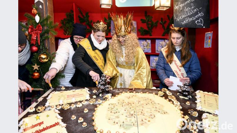 Das Nürnberger Christkind, die Bayerische Honig- und die fränkische Spargelkönigin mit der kulinarischen Landkarte. Links im Bild ist Konditormeisterin Ruth Herbst zu sehen, die dieses Unikat angefertigt hat. Bild: Rudi Ott