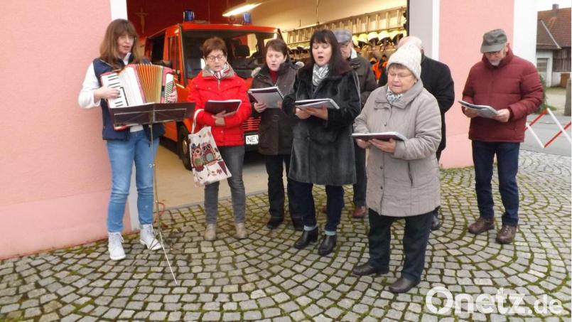 Die Ilsenbacher Sänger stimmen mit Musik und Gesang auf die Weihnachtszeit ein. Bild: trj