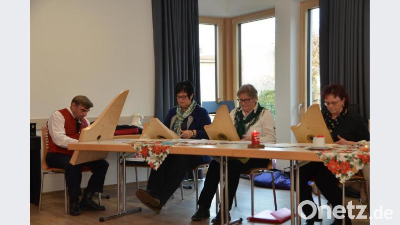 Im Pfarrsaal St. Marien brachte Josef Sterr (links) mit seiner Veeh-Harfen-Gruppe aus Weiden adventliche Stimmung zu den Senioren. Bild: dob