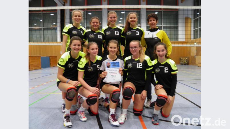 Die U-18-Volleyballerinnen des SV Hahnbach gewannen mit einem Finalsieg gegen den TB/ASV Regenstauf den Oberpfalztitel und qualifizierten sich für die nordbayerische Meisterschaften. Auf dem Bild das erfolgreiche Team mit (hinten von links) Lisa Großmann, Louisa Tilgen, Julia Polito, Mira Sperber, Trainerin Elisabeth Lederer, (vorne von links) Lucy Riß, Kathi Fenk, Lea Borawski, Dennis Tuchan und Vroni Wagner. Bild: exb