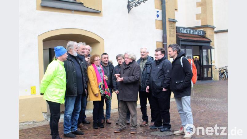 Vertreter der Vereine Die Liste Amberg und IG Menschengerechte Stadt erörtern Lösungsansätze zur Belebung des Schrannenplatzes. Weniger Durchgangsverkehr, dafür soll es ein einladender Treffpunkt zum Verweilen werden. Bild: Dagmar Williamson