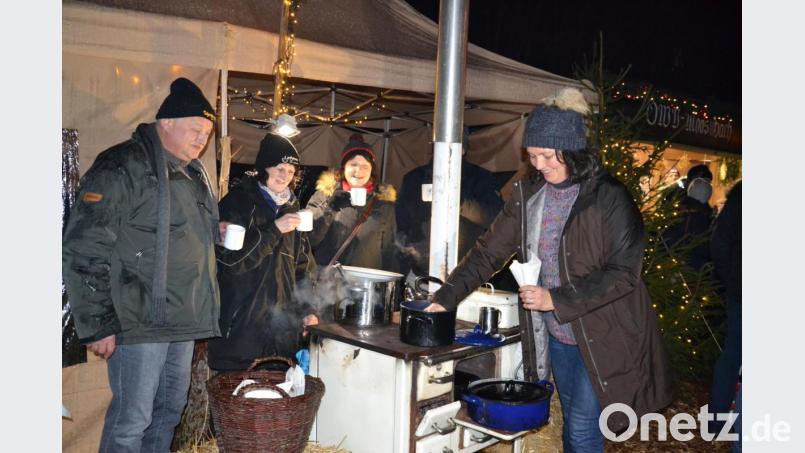 Glühwein und heiße Maronen gab es bei der Frauenunion. Bild: gi