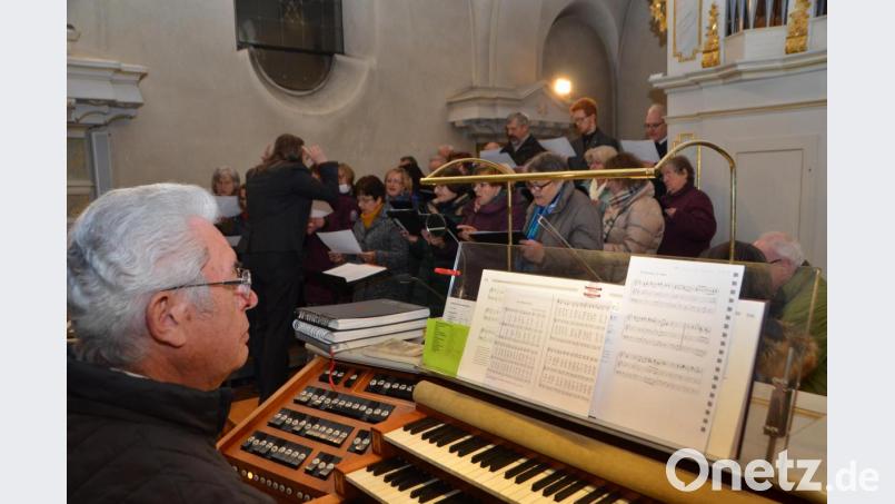 Zum Patrozinium beschenkte der Kirchenchor und ein Instrumentalensemble unter Leitung von Claudia Gruber und Willibald Wirth die Kirchenbesucher mit der Hochzeitsmesse von Franz Xaver Gruber. Bild: dob