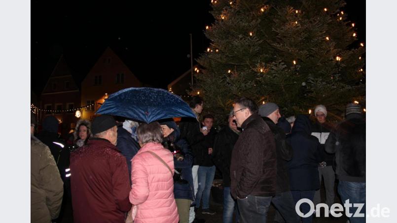 Milde Temperaturen und Regen anstatt Winter mit Frost und Schnee tun der guten Stimmung beim Weihnachtsmarkt der Vereine keinen Abbruch. Viele Mitglieder und Schülereltern unterstützen ihren Verein oder das Gymnasium mit dem Konsum von Glühwein oder Gegrilltem. Bild: prh