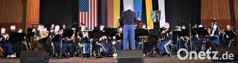 Die United States Army – Europe Band (USAREUR) mit Chor gastiert auch dieses Jahr wieder in Grafenwöhr und lädt zu einem beschwingten Weihnachtskonzert in die Stadthalle ein. Bild: rgr