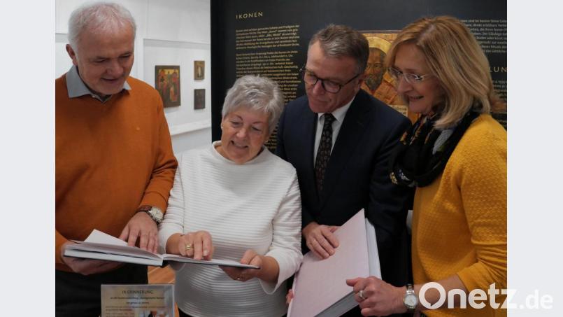 Stadtkämmerer August Trißl, Monika Werner, Bürgermeister Franz Stahl und Museumsmitarbeiterin Herta Zölch schauen sich die Unikate an. Bild: tr