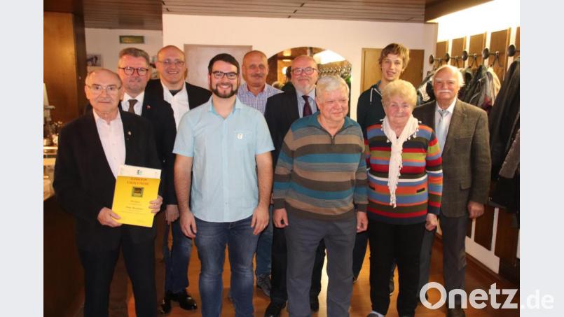 Jubilarehrungen bei den Briefmarkenfreunden (von links): Peter Bruckner, Erster Bürgermeister Michael Göth, Heiko Übler, Vorsitzender Daniel Laurer, Norbert Klose, Dritter Bürgermeister Hans-Jürgen Reitzenstein, Manfred Hein, Andreas Kurczyk, Irmgard Herold und Hans Dietmayr vom Regionalbeirat Oberpfalz.