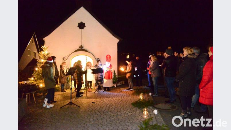 Höhepunkt ist der Besuche von Bischof Nikolaus, der die Ereignisse "im Dorf" kritisch und auch lustig betrachtet. Bild: bey