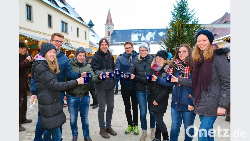 Willkommen beim Friedenfelser Weihnachtsmarkt: Er ist jedes Jahr Treffpunkt für Jung und Alt. Getränkeauswahl und Essensangebot sind stets enorm. Bild: bsc
