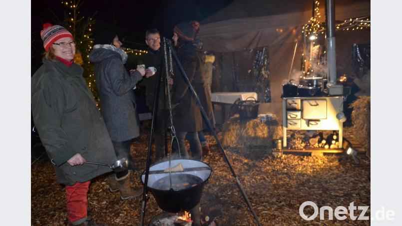 Selbst der Bürgermeister probierte die Feuerzangenbowle bei der Frauenunion. Bild: gi