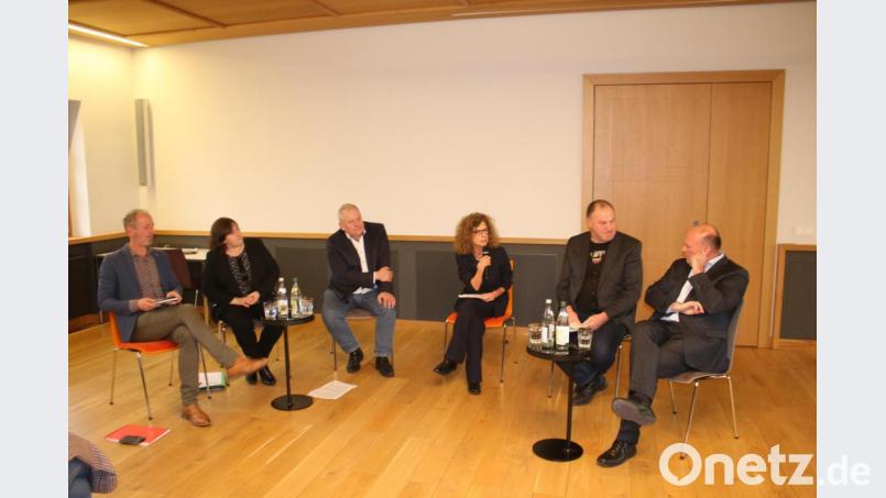 Jörg Skriebeleit, Marianne Schieder, Thomas Hacker, Sybille Giel, Erhard Grundl, und Hartmut Koschyk (von links) diskutieren über die Zukunft der Gedenkstätten. Bild: sne