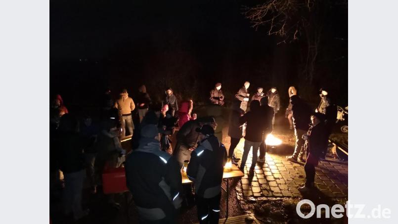 Die Fackelwanderung der Freiw. Feuerwehr Kemnath führte die Mitglieder zum Läuferkreuz. Dort gab es weihnachtliche Getränke und eine Feuerschale zum Aufwärmen. Bild: mde