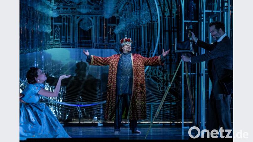Prinzessin Sophie in Bayern (Vera Semieniuk), König Ludwig II. (Johannes Mooser, Mitte) und Hof-Fotograf Hanfstengel (Brent L. Damkier) in der neuen Fassung von Franz Hummels Musical „König Ludwig II. – Sehnsucht nach dem Paradies“ am Theater Regensburg. Bild: Christina Iberl