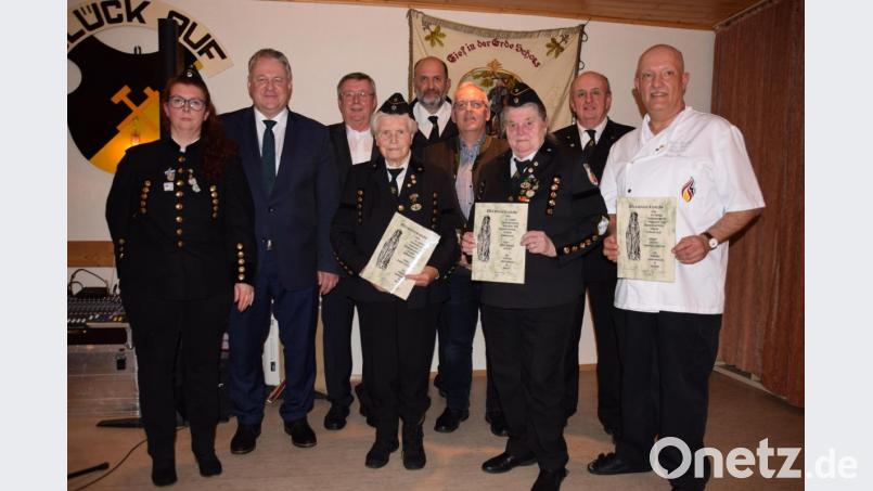 Die Königsteiner Knappen ehren Jubilare. Von links Birgit Stollner, Landrat Richard Reisinger, Bürgermeister Hans Koch, Babette Bernt, Vorsitzender Manfred Stollner, Bürgermeister Winfried Franz aus Neukirchen, Anna-Maria Specht, Landesvorstandsmitglied Andreas Wilhelm und Peter Pesold-Geisler. Bild: wku