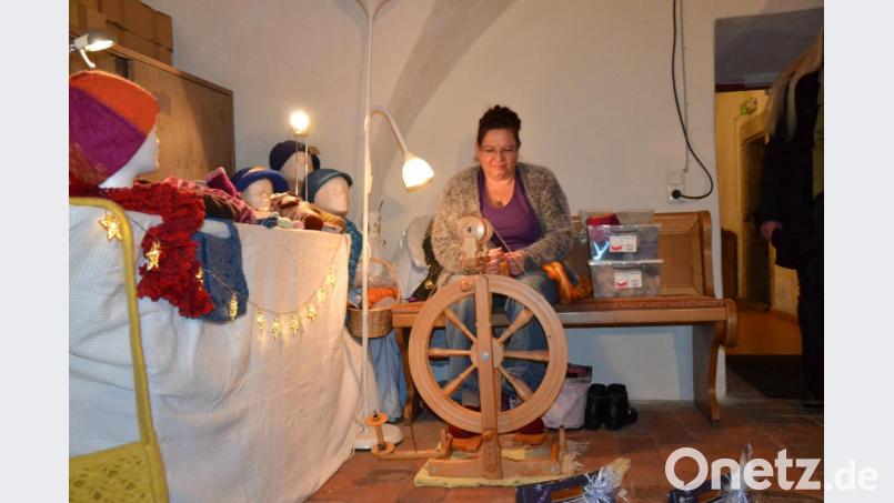 Das Spinnrad schnurrte beim Zuschauen. Bild: gi