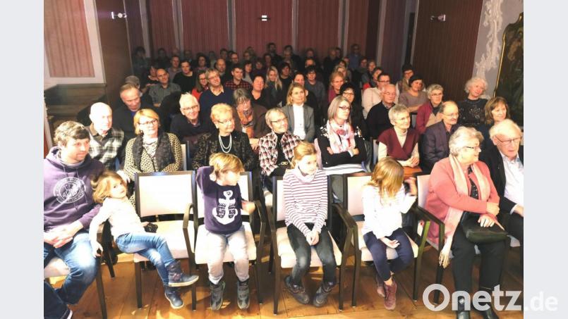 Andächtig lauschen die Besucher im überfüllten Musiksaal des Klosters der Geschichte vom grantigen Geizhals Scrooge. Bild: do