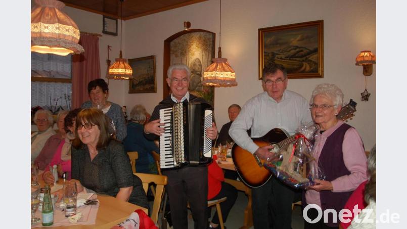Erika Sollfrank (rechts) und Hildegard Busch (links) wurden mit einem Geschenk für ihr Organisationstalent für die Senioren das ganze Jahr über bedacht. Ludwig Putzer (Zweiter von links) und Norbert Puff (Zweiter von rechts) verschönten den Nachmittag im Gasthof Maier mit wunderschöner adventlichen Klängen, die in die Herzen der Zuhörer gehen. Bild: dob