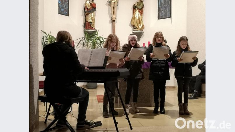 Vier Mädchen des Kinderchors Leonberg sangen &quot;You raise me up&quot;, Michaela Teubner begleitete sie am Keyboard. Bild: lnz