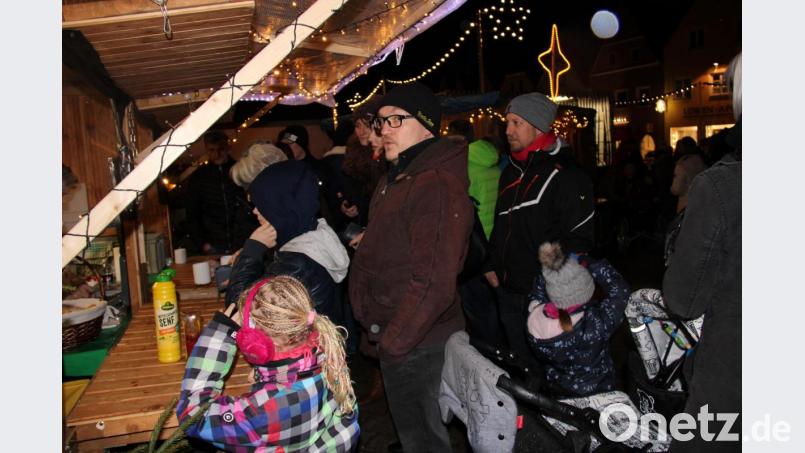 Milde Temperaturen und Regen anstatt Winter mit Frost und Schnee tun der guten Stimmung beim Weihnachtsmarkt der Vereine keinen Abbruch. Viele Mitglieder und Schülereltern unterstützen ihren Verein oder das Gymnasium mit dem Konsum von Glühwein oder Gegrilltem. Bild: prh