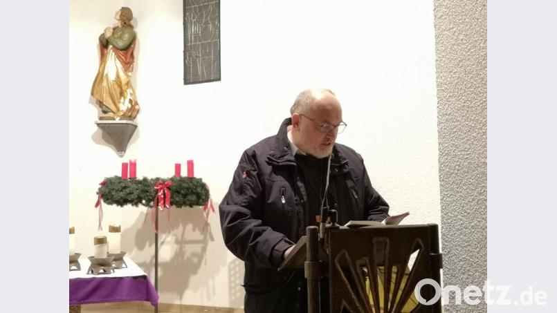 Pfarrer Anton Witt regte mit Geschichten rund ums Weihnachtsfest zum Nachdenken an. Bild: lnz