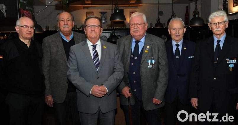 Bei der Feier der Militärkameradschaft machte sich Pfarrer Alois Berzl (links) Gedanken über den Advent. Weiter von links: Dieter Amann, Martin Preuß, Gerd Wennicke sowie die Vorsitzenden Bernhard Krüssel und Franz Kölbl. Bild: gf