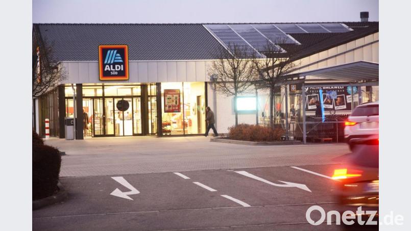 Weil seit dem Umbau der Aldi-Filiale in der Neustädter Straße in Weiden die Kühlschränke für Rollstuhlfahrer und kleine Menschen zu hoch angebracht sind, gibt es Kritik. Auch der Behindertenbeauftrage der Stadt Weiden bemängelt, dass Behinderte so in eine „Bittstellersituation“ gebracht und der Service leiden würde. Bild: Gabi Schönberger