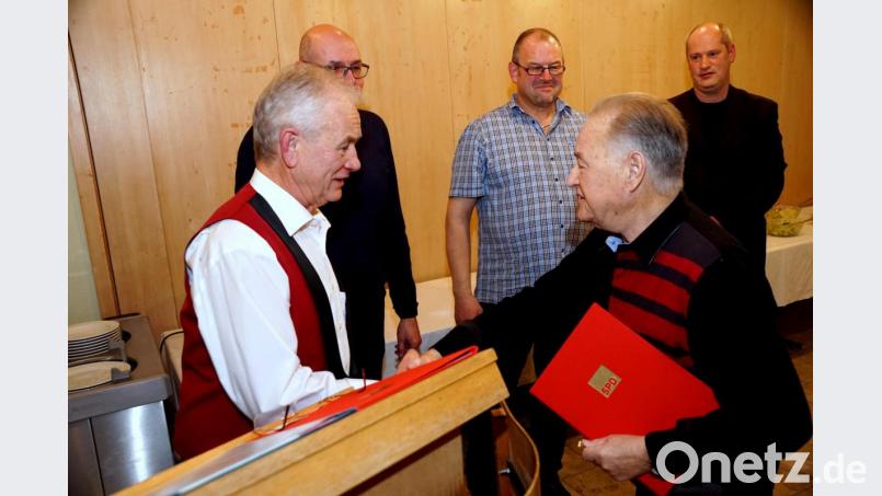 Ehrung Reichenberger: Alfred Schuster (li.) überreichte Günther Reichenberger (re.) für 50-jährige Mitgliedschaft die Ehrenurkunde. Allerdings fehlen sechs Jahre, die nun anhand des Parteibuchs des Geehrten in der Parteizentrale nachgetragen werden. Im Hintergrund v.l.: Anton Dornheim, Markus Schraml und Thomas Döhler. Bild: bkr