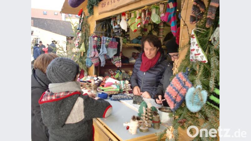 Von wegen "Strickliesl" : Die Handwerksprodukte der Waschweiber sind wahre (Farb-)Kunstwerke der bestrickenden Art. Bild: aub