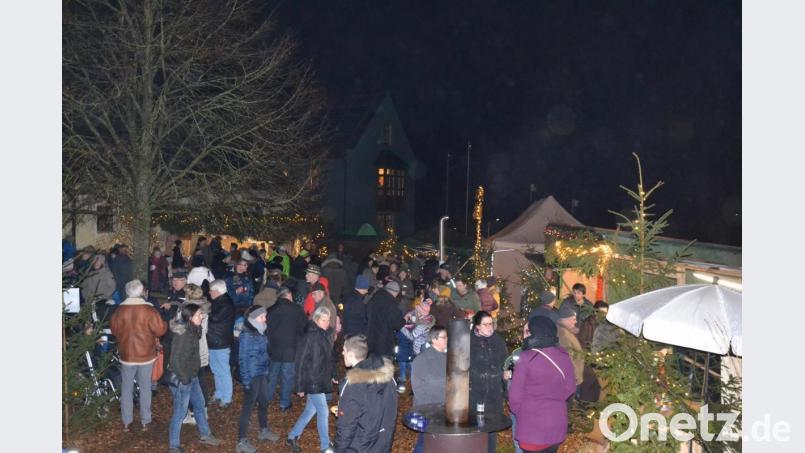 Viel los war auch im äußeren Schlosshof. Bild: gi