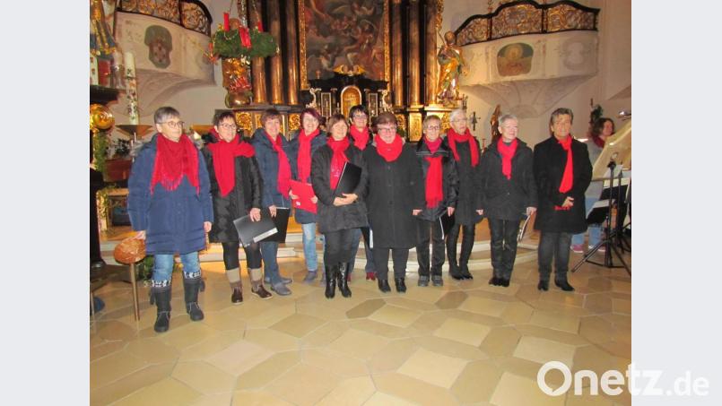Der Chor &quot;The Encores&quot; stimmt die Konzertbesucher imposant auf die Weihnachtszeit ein. Bild: is