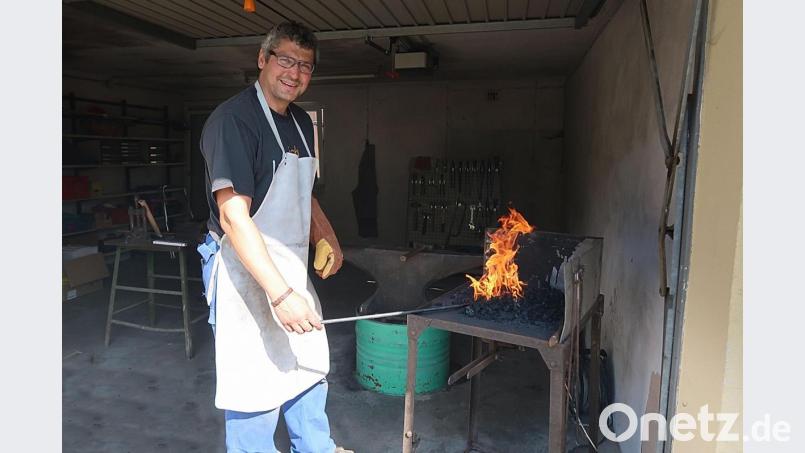 Kunsthandwerk ist ein Anziehungspunkt des Weihnachtsmarkts in Friedenfels. Heuer ist auch ein Schmied vertreten. Bild: bsc