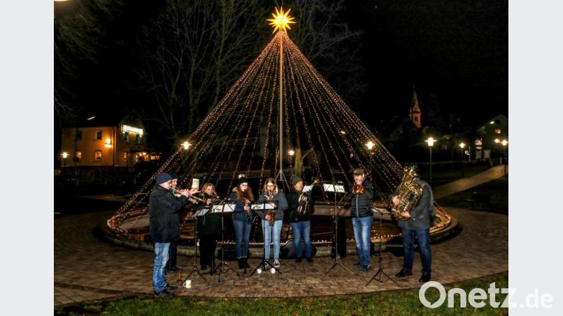 Das zweite Adventskonzert gestaltete die Stadtkapelle Erbendorf im Stadtpark. Bild: JOCHEN NEUMANN 
ERBENDORF