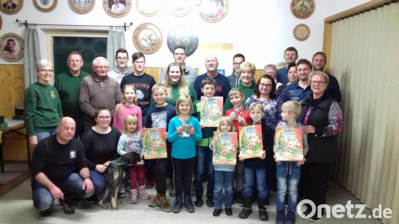 Die treffsicheren Schützen zeichnen ihre Sieger beim Adventsschießen aus. Bild: exb