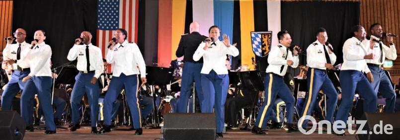 Die United States Army Europe Band (USAREUR) mit Chor gastiert auch dieses Jahr wieder in Grafenwöhr und lädt zu einem beschwingten Weihnachtskonzert in die Stadthalle ein. Bild: rgr