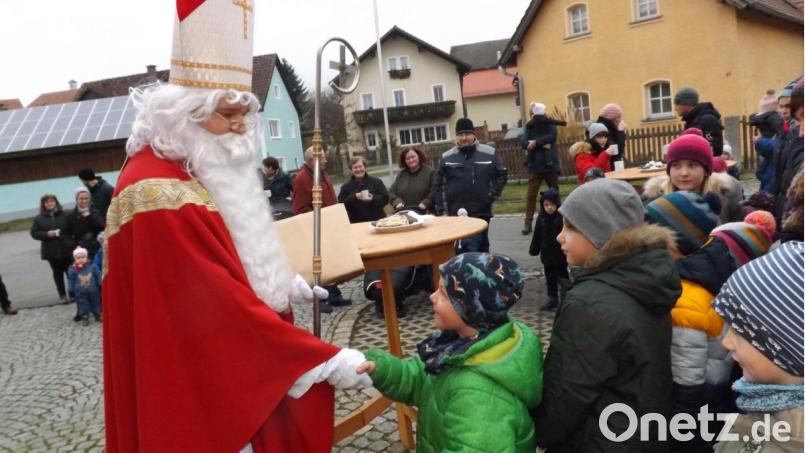 Mit Handschlag begrüßt der freundliche Nikolaus alle Kinder, die keinerlei Berührungsängste haben. Bild: trj