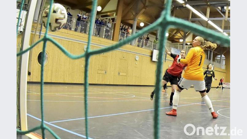 Die Torhüterin des SV 67 Weinberg musste diesen Schuss der Theuernerin Nadine Lang passieren lassen. Bild: Hubert Ziegler