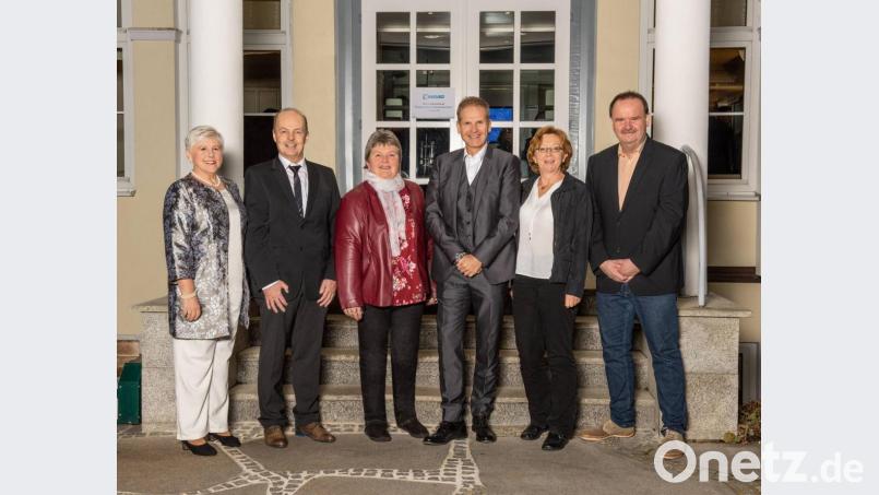 Werner Conrad (Vierter von links) dankt Mitarbeitern, die seit 40 Jahren bei Conrad Electronic beschäftig sind. . Von links: Ruth Milic-Pfab, Roland Riedlbauer, Sabine Fischer, Firmeninhaber Conrad, Margit Meier, Josef Takacs. Nicht auf dem Foto Jubilarin Petra Maisel. Bild: exb