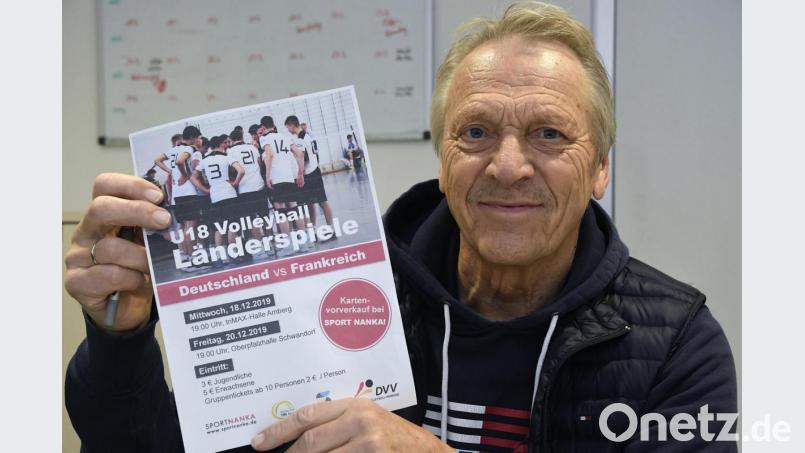 Gerd Spies mit dem Flyer, der für die Länderspiele der deutschen und französischen U 18-Nationalmannschaft in Amberg und Schwandorf wirbt. Bild: Petra Hartl