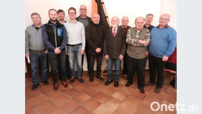 Neben vier neu aufgenommenen Mitgliedern werden zahlreiche Personen für jahrzehntelange Treue zum Verein geehrt. Mit auf dem Bild der frühere Präses Heribert Schmidt (Dritter von rechts). Bild: nn