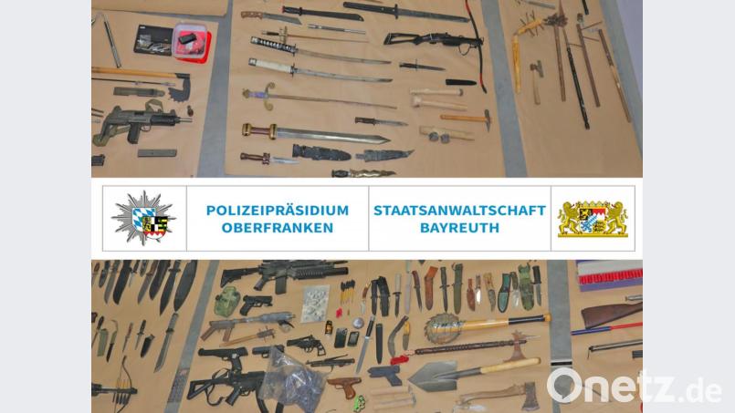 Schwerter, Spaten aber auch automatische Schusswaffen. Die Polizei machte bei der Durchsuchung reiche Beute. Bild: Alexander Czech @PP Oberfranken - Pressestelle/Social Media