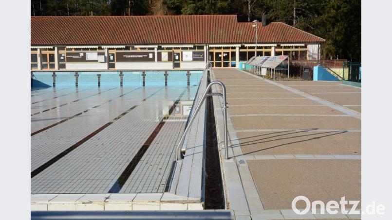 Sowohl das Sport- als auch das Seniorenbecken und das Funktionsgebäude sollen für insgesamt 2,55 Millionen Euro bei Zuschüssen von 37,5 Prozent saniert werden. Tempo ist angesagt. 2021 feiert der Schwimmverein sein 100-Jähriges. Bild: Gabi Schönberger