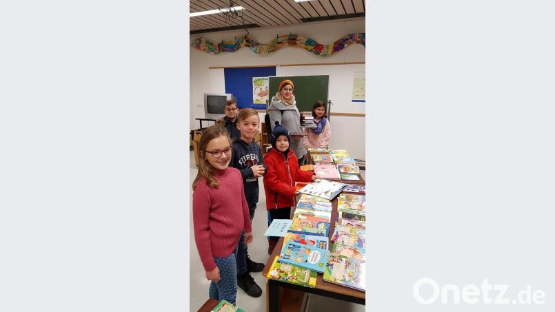 Viel geboten war bei einem Bücherflohmarkt an der Grundschule Konnersreuth. Bild: exb