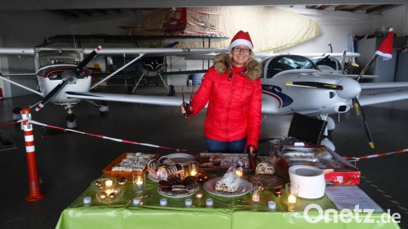 Eher ungewöhnlich ist ein Kuchenbüfett im Flugzeug-Hangar. Bild: hka