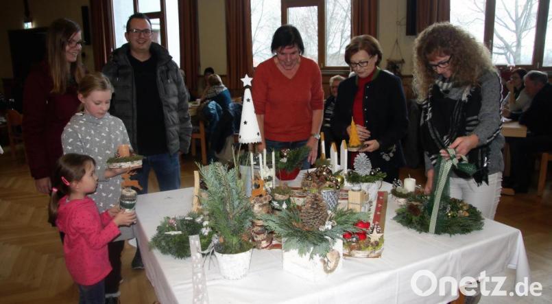 Die umfangreichen Vorbereitungen zum Adventsbasar haben sich wieder gelohnt. Zu kaufen gab es herrliche Gestecke und Geschenke. Bild: wro