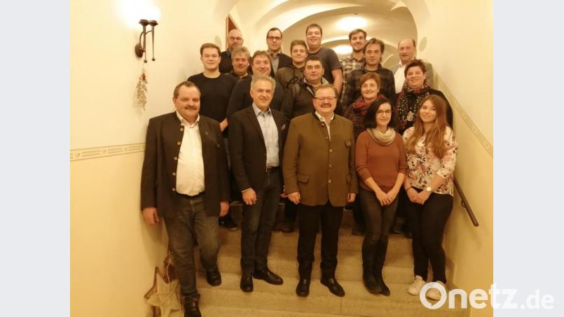 Die Kandidaten und Ersatzkandidaten der CSU Bärnau, gemeinsam mit Landratskandidat Roland Grillmeier (vorne, Zweiter von links) und Bürgermeister Alfred Stier (vorne, Mitte). Bild: rdh