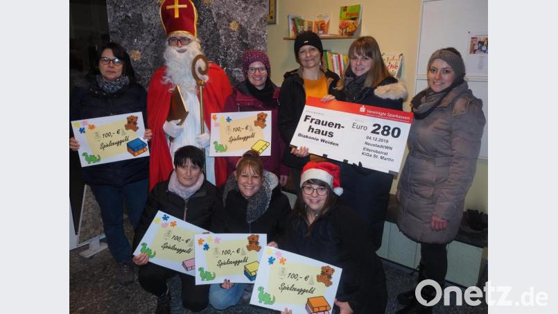 Der Elternbeirat des Kindergartens St. Martin spendet an das Frauenhaus. Bild: stn