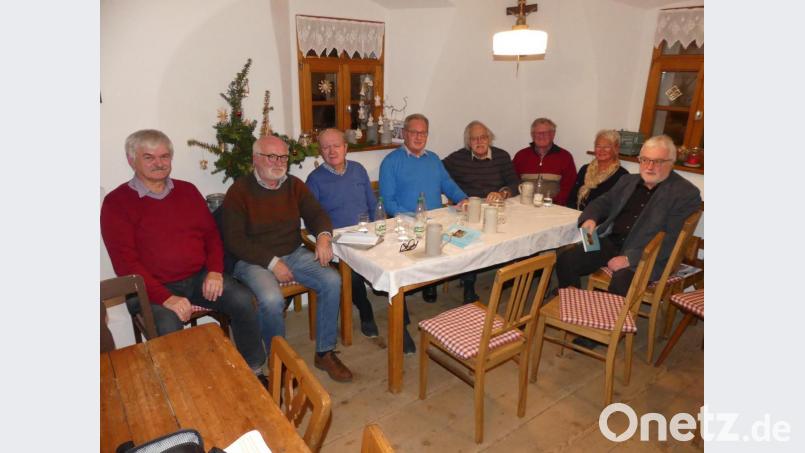 Hermann Dietl, Karlheinz Keck, Bernd Thurn, Klaus Lehl, Hans Ott, Albert Furtner, Ingrid Strauß und Matthias Haberberger (v. li.) genießen die Auflage von &quot;Heimat Eschenbach 019&quot; Bild: rn