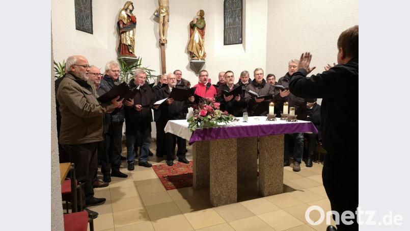 Der Männergesangverein Mitterteich präsentierte unter der engagierten Leitung von Michael Waldenmayer (rechts) drei bekannte Weihnachtslieder. Der Chorleiter spielte außerdem mehrfach an der Orgel. Bild: lnz
