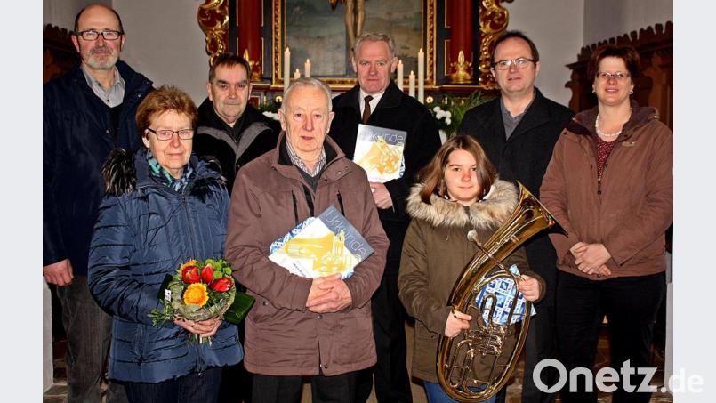 Den Geehrten, Ausgeschiedenen und Neuen im Posaunenchor gratulieren die Vorsitzenden Karl Bäumler (links) und Barbara Beutner (rechts). Bild: R. Kreuzer